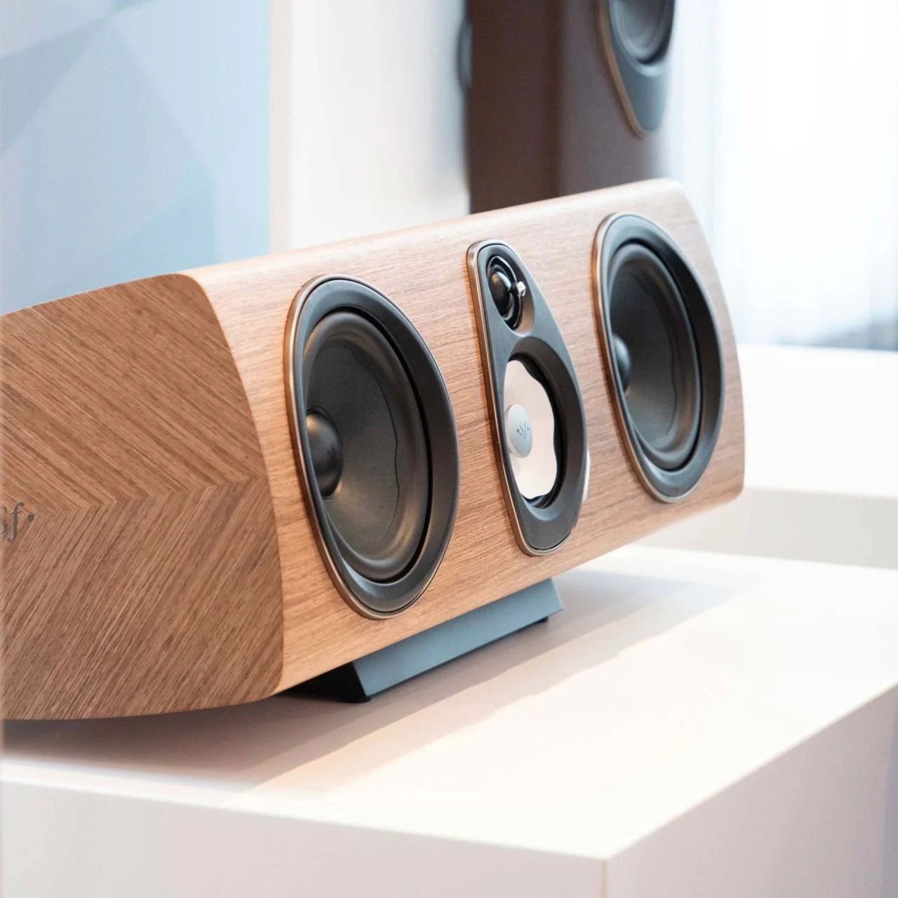 Sonus Faber Sonetto G2 Center in Walnuss Lifestyle